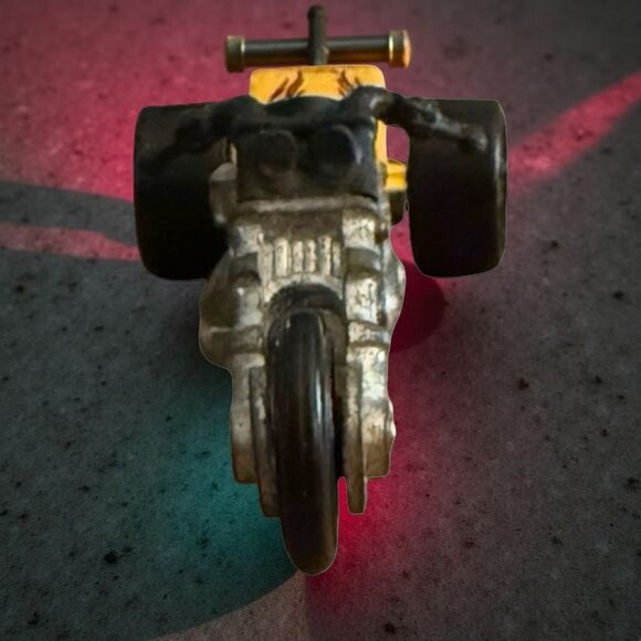 2012 Mattel HOTWHEELS Stunt Yellow 3 Wheel Diecast Motorcycle Blastous 1:64 - Picture 3 of 8